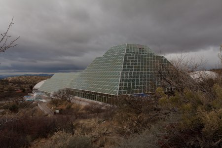 De enorme glazen kassen van Biosphere 2